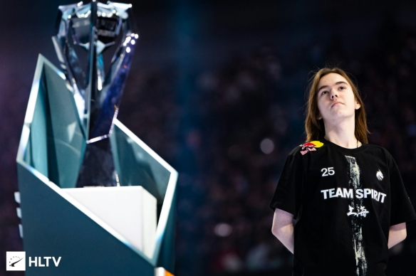 Top Esports 四名玩家跳下并爆炸。 Tarzan 的命运是杀死四个人并击溃 Anyone's Legend 红蓝以赢得第一场比赛。