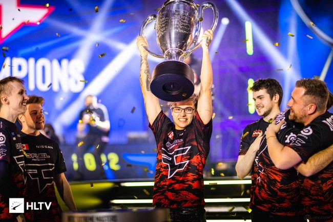 CSGO s1mple给女主播打赏500W被喷舔狗，森破回怼：垃圾人！