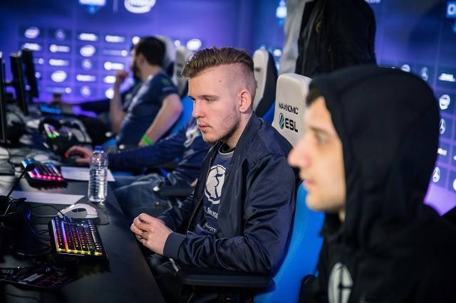 Vitality 的统治和 m0NESY 的首次亮相 Falcons - IEM墨尔本2025首个比赛日的结果