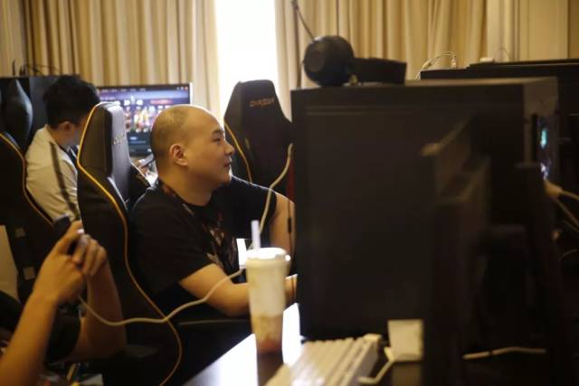 flusha 在 dima_wallhacks 的直播中与 10 个 FACEIT 级别的玩家对战